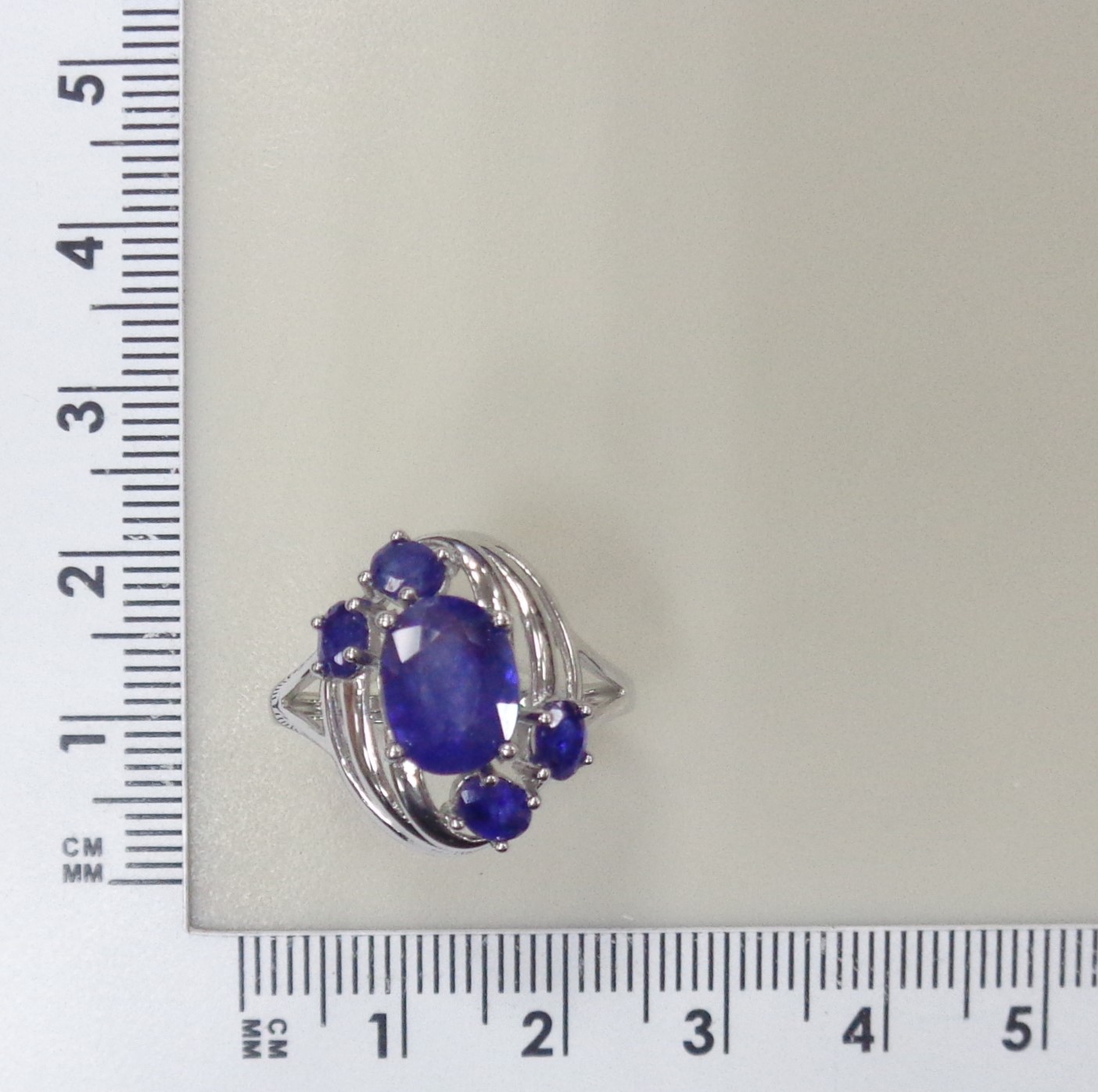 Серебряное кольцо с сапфирами